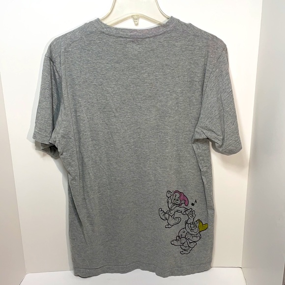 Uniglo Disney 7 Dwarves Shirt!  5 on the front 2 On the back! - Picture 4 of 6